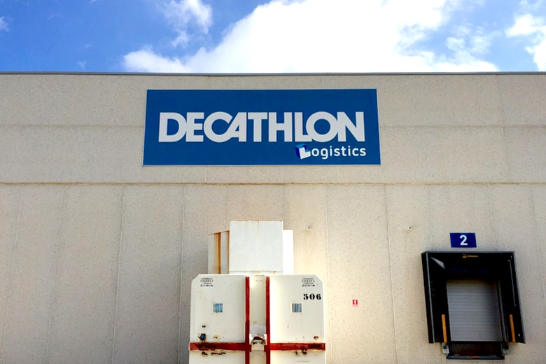 Diseño y colocación paneles en Decathlon Pamplona