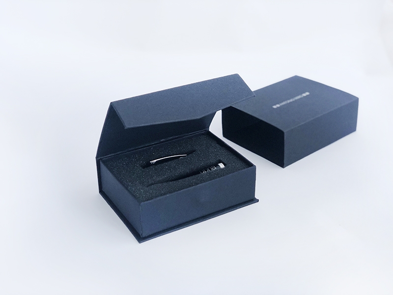 Bolígrafo USB 8 GB con packging · Antonio Miro 