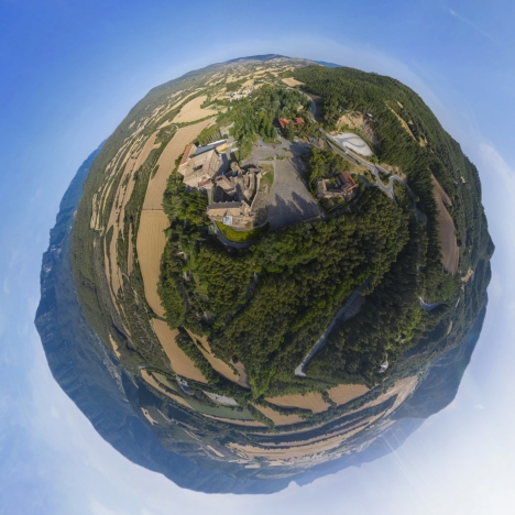 Fotografía "mini planeta" aérea del exterior del Castillo de Javier